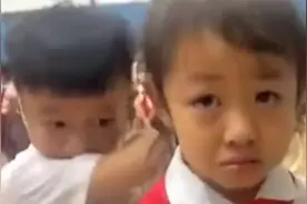 小女孩测核酸认出医护妈妈，眼泛泪花索抱遭拒，背后故事太好哭了视频封面