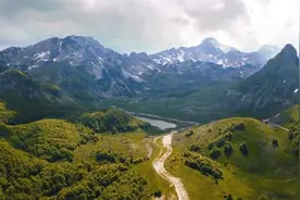 放松轻音乐，红军不怕远征难，万水千山只等闲。（毛泽东）视频封面