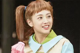 还记得黑涩会美眉的鬼鬼吗，出道被公司强迫整容，被亲妈打到住院