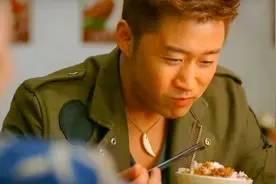 影视中演员饭量有多大？吴京吃五碗米饭特踏实，郑老屁吃饭要用盆视频封面
