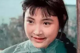 老电影小花：找到了哥哥喜出望外,小花又遇见父亲,但父女不相识！视频封面