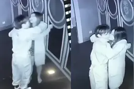 服务员被醉酒女顾客拉到厕所猛亲 同事：这年头服务员不好做视频封面