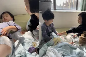 男孩在睡梦中被女同学叫醒，身穿尿不湿脸上写满尴尬，场面爆笑视频封面