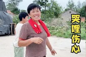 小忆要把3岁小猪扔垃圾桶，小猪哭的很伤心，静静连忙安慰小猪视频封面