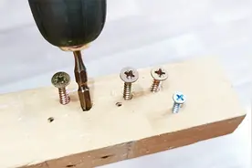 螺丝钉拧到一半就卡死了，烫手拧不动怎么办？老电工教你轻松上紧视频封面