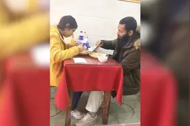 笑翻！外国人“织毛衣”式用筷子吃面 半天没吃一根 气到望眼欲穿视频封面
