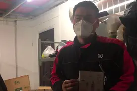 武汉快递小哥瞒着家人抗疫 变身“组局人”守护前线医护视频封面