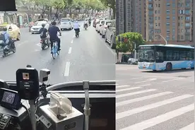 南京市民拍下公交车限速后现状：被自行车轻松超车，上班族慌了视频封面