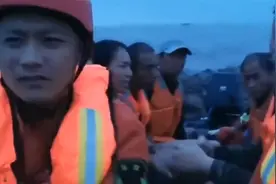 洪峰到来！黑龙江齐齐哈尔7人被困湖中小岛 消防支队紧急施救视频封面