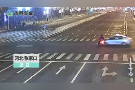 男子骑车被汽车撞断4根肋骨，交警：电动车全责，赔别人3000元！视频封面