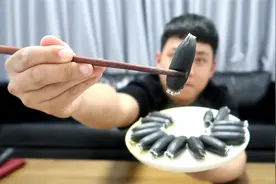 试吃黑到发紫的“墨鱼汁大黑肠”，咬开就能看到一颗颗的飞鱼卵视频封面
