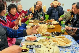 小年我家可真热闹，两口大锅淋牛舌饼比赛，晚饭一大桌菜吃的馋人视频封面