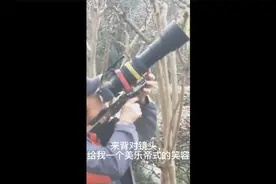 身为一名摄影师，随身带着一把摄像机，很合理吧视频封面