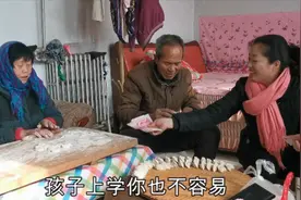 过年了，儿媳给公婆每人发1000元大红包，让公婆高高兴兴过个年视频封面