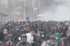 智利民众纪念阿连德遇难48周年与军警冲突 燃烧瓶水炮车当街互射视频封面