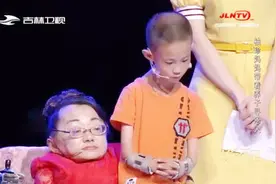 96厘米袖珍妈妈带9岁残疾养子寻恩人，素未谋面的大姐，你在哪里视频封面