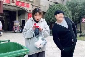 女孩和男友吵架，把袜子丢进垃圾箱，回到家女孩才知袜子里有东西视频封面