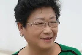 母亲向儿子借一千块钱，儿子觉得对母亲太亏欠了，结尾太暖心了！视频封面