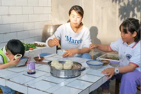 小勇蒸海带猪肉馅包子，皮薄馅大，俩孩子蘸醋吃的太欢了，直说香