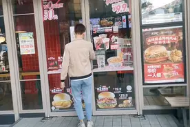 小伙借1000元瞬间剩下300，花钱如流水，居然还请我吃肯德基视频封面