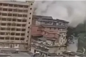 目击者讲述重庆街道办食堂燃爆事故：百米开外感受到巨震视频封面