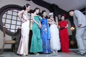 男子瞪大眼睛，原来屋里走进五位大美女，你们穿成这样子要干什么视频封面