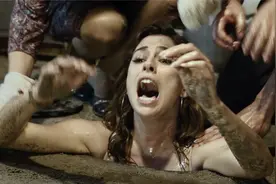 美女去酒吧，被全身涂满油，塞进下水道视频封面