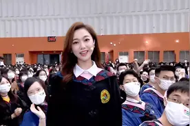 毕业典礼上，观众席唱响《不说再见》点燃全场热情，致敬青春视频封面