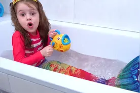 可爱的美人鱼小公主今天吃惊的张着嘴巴，这是发生什么事了呀？视频封面