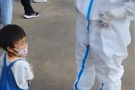1岁宝宝做核酸偶遇大白妈妈，秒认出哭着求抱，心疼直喊：妈妈热视频封面
