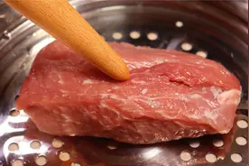 把瘦肉放锅里蒸一蒸，实在太香了，从没见过这做法，过年吃真香视频封面