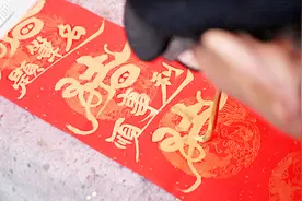 艺术家创作“英文方块字”对联引网友点赞 140秒盘点创意春联视频封面