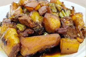 小伙在家做了个客家干咸菜红烧肉，还没出锅就馋的侄女说要吃了