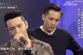 黄晓明现场演唱《丑八怪》薛之谦带唱，谁注意刘烨的表情，好笑视频封面