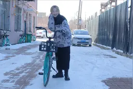 小伙各种暗示美女，想让她成为自己女朋友，无奈美女就是听不懂视频封面