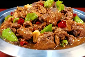 炒鸡肉时，切记别直接下锅焯水，简单2步，鸡肉鲜嫩入味不腥不柴视频封面