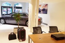 劳斯莱斯送的行李箱长啥样？一个就价值25万，打开以后才叫奢华视频封面