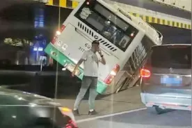 湖北一公交车斜插立交桥下车轮悬空，车窗破碎车身紧贴地面视频封面