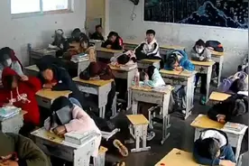 男孩趴桌上午睡重摔在地，凭一己之力将全班同学吵醒，过程太搞笑视频封面