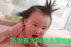 胖宝宝的小脚肉嘟嘟，妈妈忍不住挠脚心，宝宝怕痒笑的口水都下来视频封面