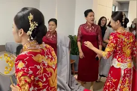 接亲游戏新娘玩嗨只想整蛊新郎，丈母娘反应让人笑喷：别逼我扇你视频封面