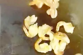 上等太湖虾去头开背，加蒜蓉酱在铁板上爆炒，香味让人直流口水