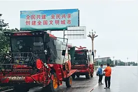 央广网六问“河南南阳上百台收割机无法下高速事件”视频封面