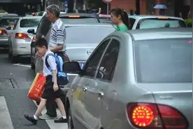 广州番禺发布返校指南：尽量步行、骑行或乘坐私家车上学｜DV现场