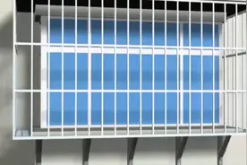小区改造为什么要拆阳台护栏，施工方做出解释，居民却不认丨向前视频封面