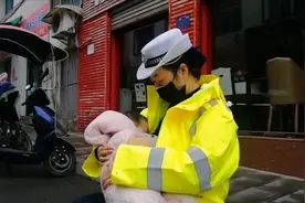 最美妈妈！贵州余庆疫情防控点上女交警执勤间隙为孩子哺乳视频封面