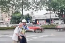 感动全城！佛山一老人过马路行动迟缓，车辆静默等待主动让行视频封面