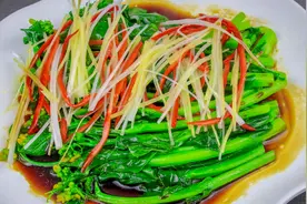 饭店的青菜为啥不出水不变色？厨师长做道白灼菜心，2分钟学会视频封面