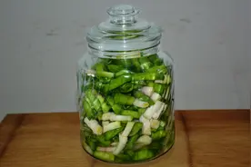 蒜苗新吃法，一次做几斤，开胃解腻，比大鱼大肉都好吃，值得收藏视频封面