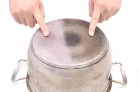 锅底黑垢难去除，奶奶教我土方法，不用一滴洗涤剂，轻松去除干净视频封面